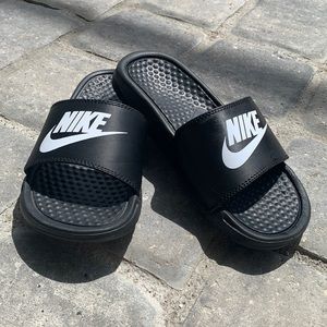 Like new little boys slip on slippers